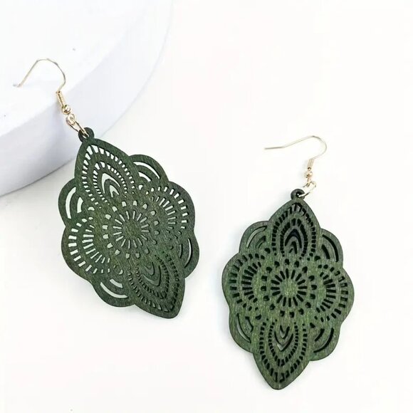 #50 Exquisite Green Wooden Dangle Earrings Intricately Carved Flower Pattern - Picture 1 of 1